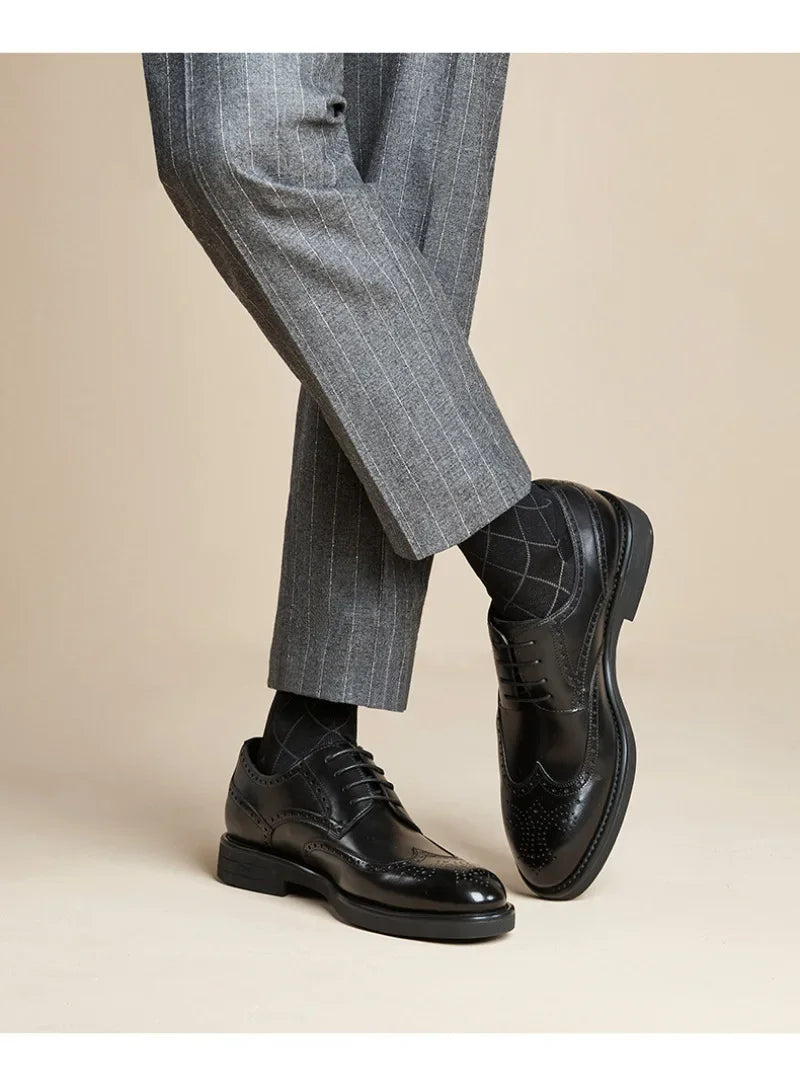 2024 Carved Block Leather Shoe Allmatch Business Dress Shoe Men Wedding Banquet Shoe Social Shoe Male British Luxury Men Shoe