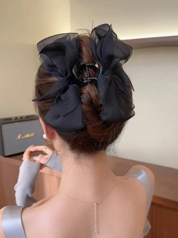 Mesh bow grab clip large hair clip shark clip headpiece on the back of the woman's head
