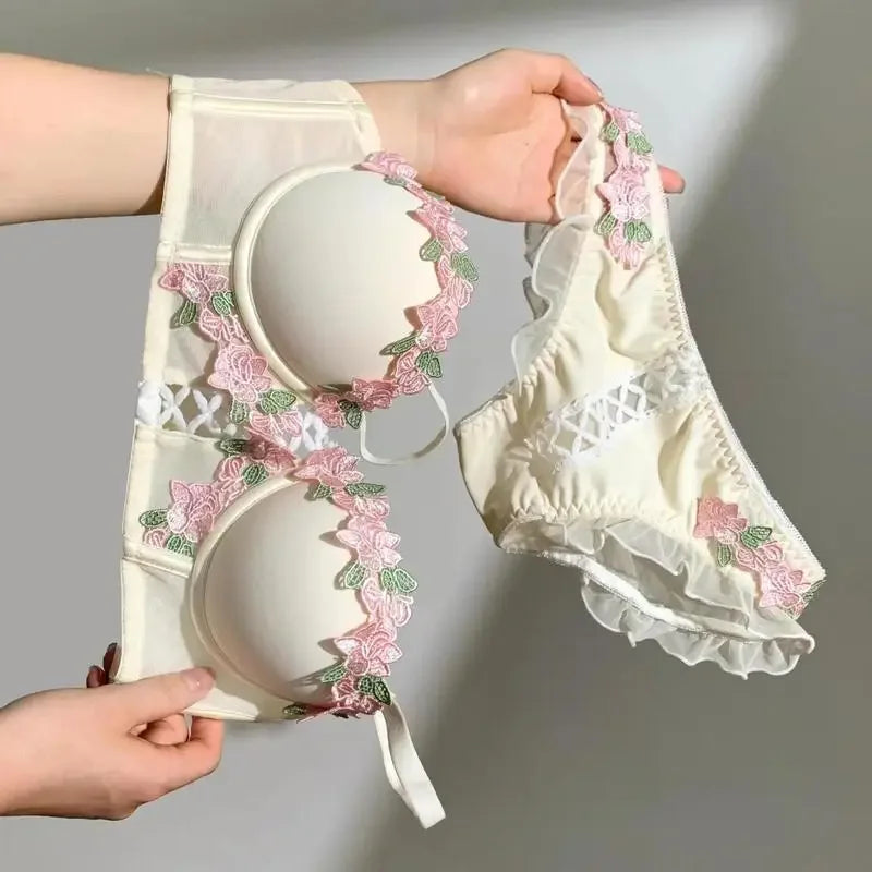 YUQI Wireless Push Up Bra for Small Bust - Floral Embroidery Anti-Sagging Vintage Cream Lace Lingerie Sweet & Sexy No Underwire