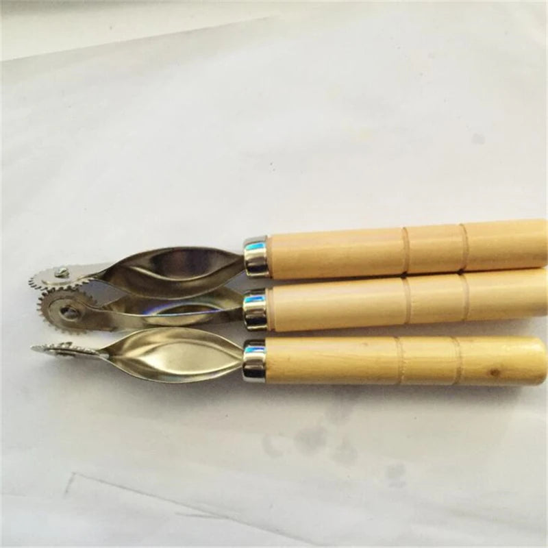 Sewing Tool Kit Accessories Handle Practical Serrate Edge Pattern Tracer Tracing Tailor Chalk Wheel Tailor Stitching Marker NEW